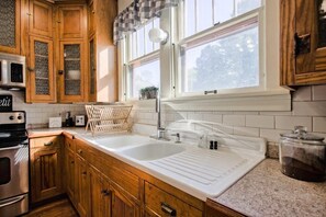 Private kitchen - Cozy Historic Downtown Edwardsville Charmer (Edwardsville)