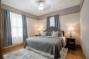 3 bedrooms - Cozy Historic Downtown Edwardsville Charmer (Edwardsville)