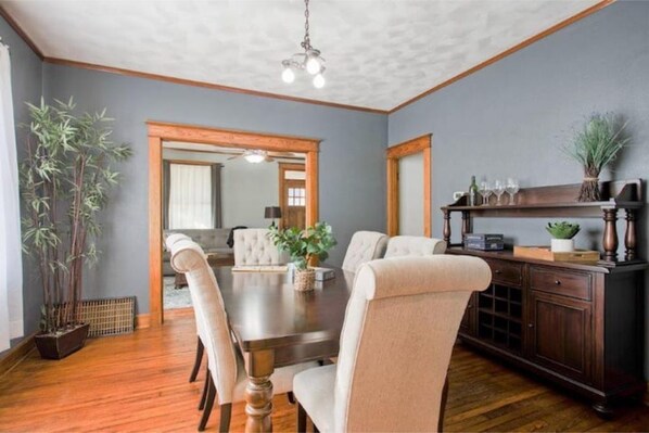 Dining - Cozy Historic Downtown Edwardsville Charmer (Edwardsville)