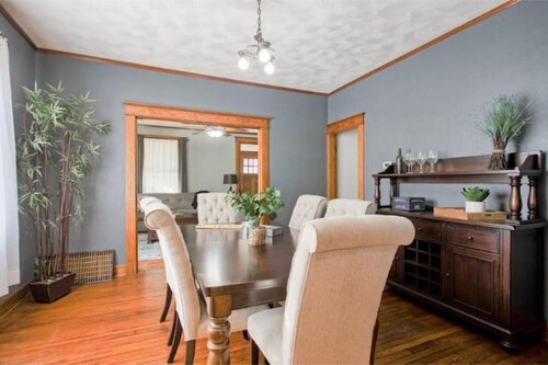 Cozy Historic Downtown Edwardsville Charmer