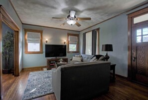 Living area - Cozy Historic Downtown Edwardsville Charmer (Edwardsville)