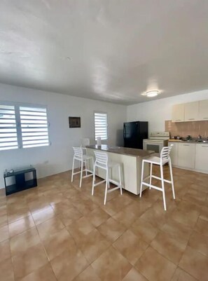 Kühlschrank, Mikrowelle, Wasserkocher mit Kaffee-/Teezubehör, Toaster