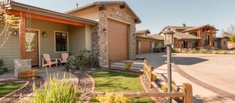 Private 2 bedroom apt in new craftsman ranch!