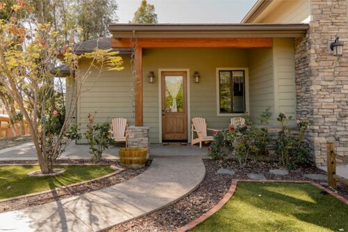 Private 2 bedroom apt in new craftsman ranch!
