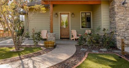 Private 2 bedroom apt in new craftsman ranch!