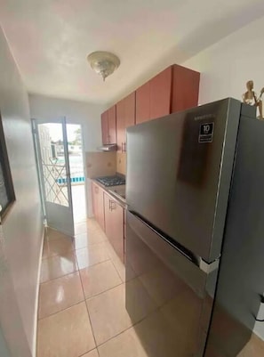 Réfrigérateur, micro-ondes, plaque de cuisson