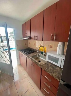 Refrigerador, microondas, parrilla de estufa y utensilios de cocina