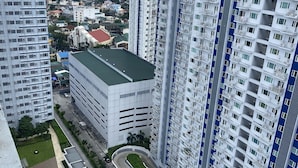 Un immeuble résidentiel de grande hauteur doté de nombreux balcons, d’une piscine et d’une cour intérieure.