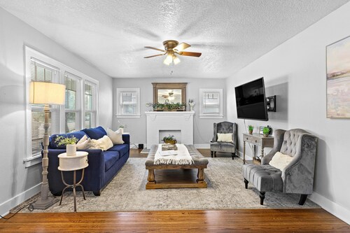 Craftsman Bungalow W/ King Beds & Stocked Kitchen.