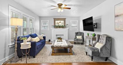 Craftsman Bungalow W/ King Beds & Stocked Kitchen.