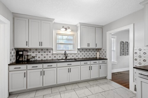 Craftsman Bungalow W/ King Beds & Stocked Kitchen.