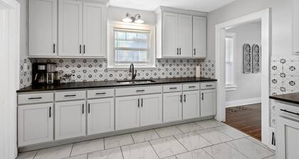 Craftsman Bungalow W/ King Beds & Stocked Kitchen.