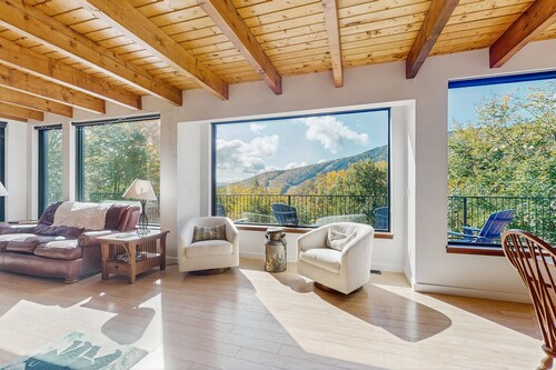 Inviting home with mountain view, skiing, sauna, & W/D