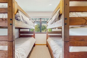 4 bedrooms, iron/ironing board, internet, bed sheets