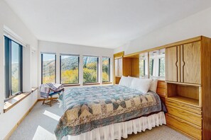 4 bedrooms, iron/ironing board, Internet, bed sheets