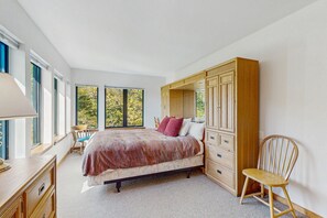 4 bedrooms, iron/ironing board, Internet, bed sheets