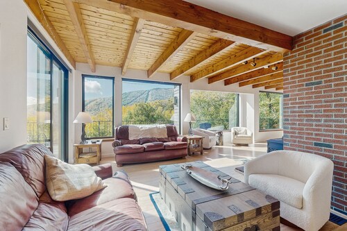 Inviting home with mountain view, skiing, sauna, & W/D