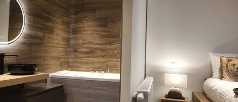 Deluxe Penthouse, 1 Katil Ratu (Queen) dengan Katil Sofa | Tilam berlapik, langsir/tirai gelap terus, kalis bunyi, Wi-fi percuma