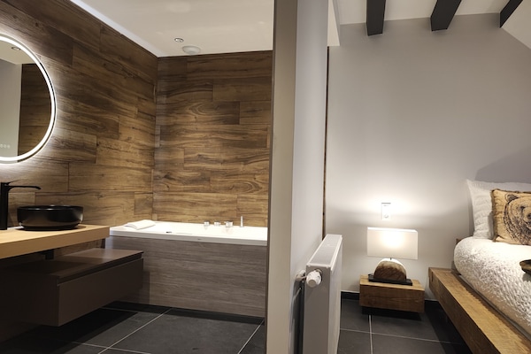 Deluxe Penthouse, 1 Queen Bed with Sofa bed | Pillowtop beds, blackout drapes, soundproofing, free WiFi