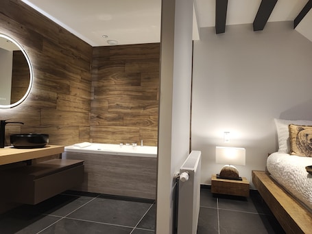 Deluxe Penthouse, 1 Queen Bed with Sofa bed | Pillowtop beds, blackout drapes, soundproofing, free WiFi