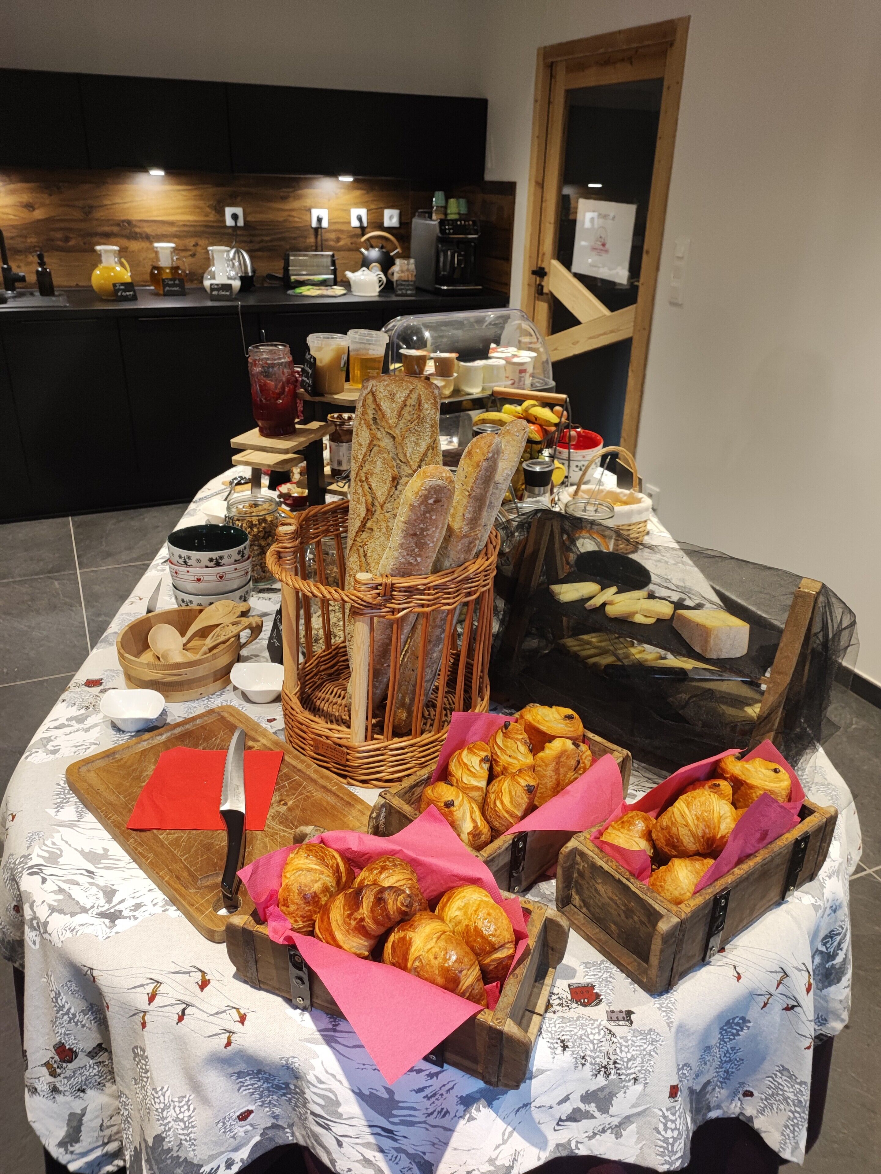 อาหารเช้าแบบบุฟเฟ่ต์ทุกวัน (EUR 13 ต่อคน)