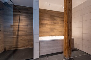 Grand penthouse | Pillowtop-bedden, individueel gedecoreerd, een laptopwerkplek