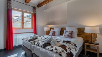 Grand Penthouse | 1 bedroom, pillow-top beds, blackout curtains, soundproofing