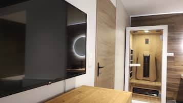 Deluxe Penthouse, 1 Queen Bed with Sofa bed | 1 bedroom, pillowtop beds, blackout drapes, soundproofing