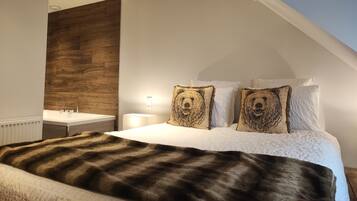Deluxe Penthouse, 1 Queen Bed with Sofa bed | 1 bedroom, pillow-top beds, blackout curtains, soundproofing