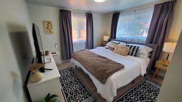 2 habitaciones, escritorio y tabla de planchar con plancha