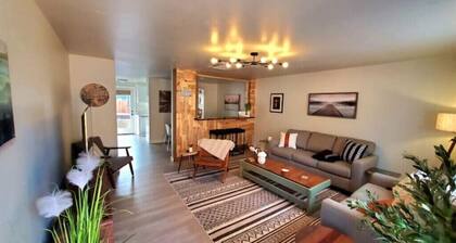 Sanders Beach stylish downtown CDA getaway hot tub fire table bikes games <br>