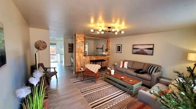 Sanders Beach stylish downtown CDA getaway hot tub fire table bikes games <br>