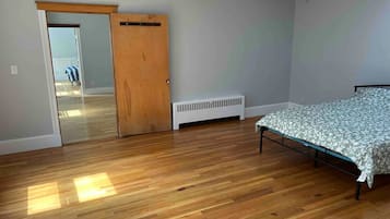 2 bedrooms, desk, iron/ironing board, WiFi