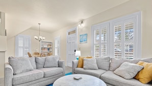 A living room with two grey sofas, a round coffee table, and a blue carpet. - House + 2 Studios- 3 blocks from the Plaza! (Ashland)