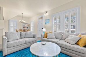 Smart TV, books - House + 2 Studios- 3 blocks from the Plaza! (Ashland)