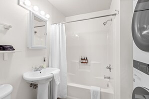 Douche, sèche-cheveux, serviettes fournies