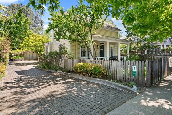 Exterior - House + 2 Studios- 3 blocks from the Plaza! (Ashland)