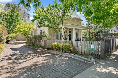 House + 2 Studios- 3 blocks from the Plaza!