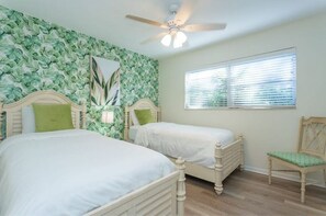 4 bedrooms, desk, iron/ironing board, travel crib - Spacious 4 BR, Heated Pool Home Near Manasota Key Beach and Blind Pass Beach  (Englewood)