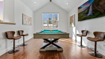 House | 4 bedrooms, desk, iron/ironing board, free WiFi