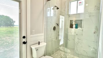 Douche, sĂšche-cheveux, serviettes fournies, savon