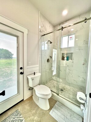 Dusj, håndklær, såpe og sjampo