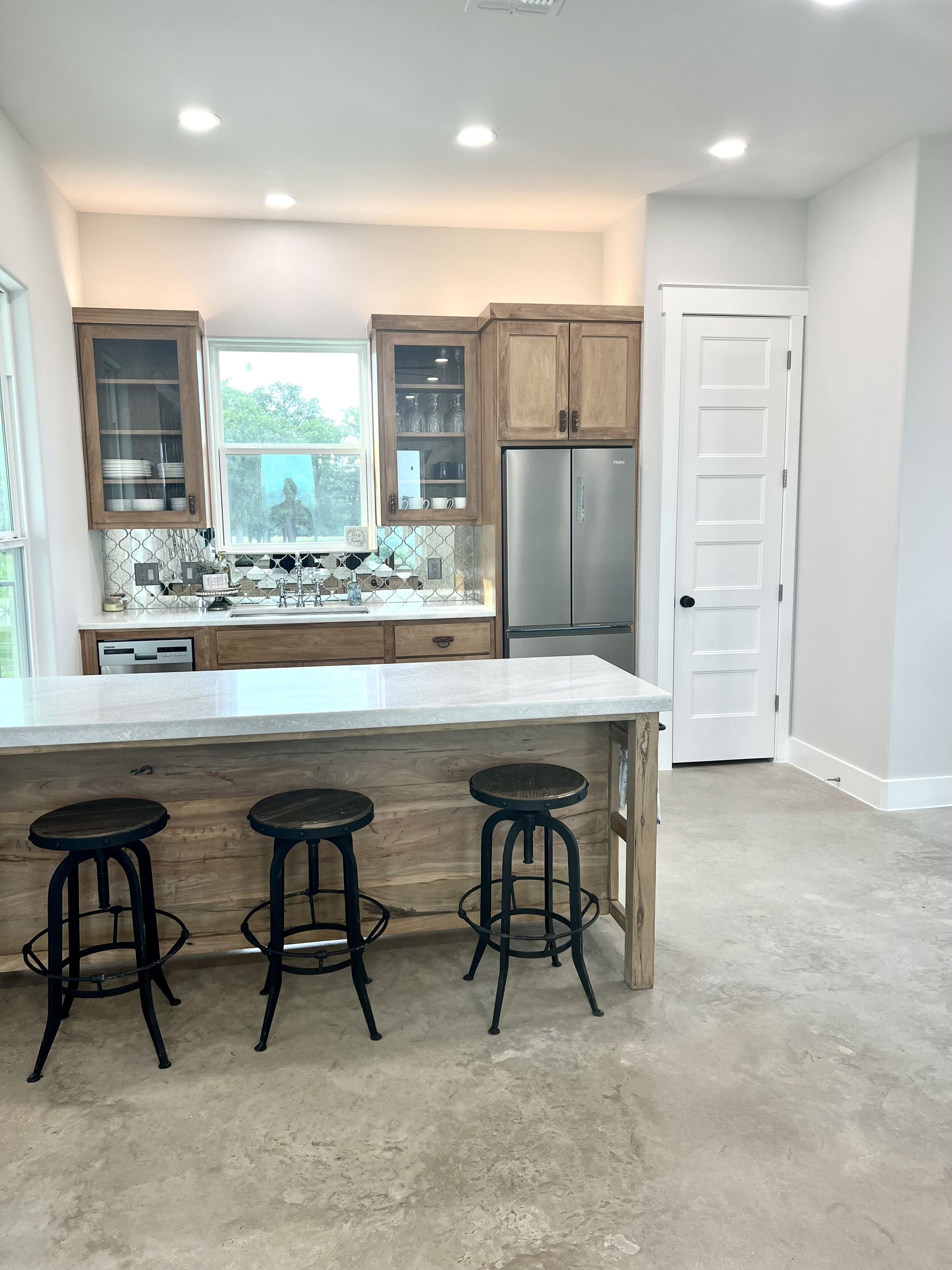 Fridge, microwave, dishwasher, coffee/tea maker