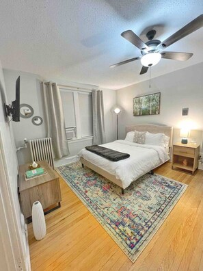 Escritorio, tabla de planchar con plancha, wifi y ropa de cama