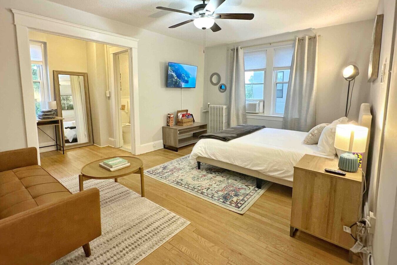 Escritorio, tabla de planchar con plancha, wifi y ropa de cama