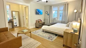 Een bureau, een strijkplank/strijkijzer, wifi, beddengoed