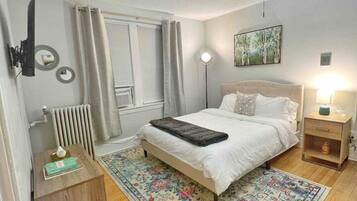 Een bureau, een strijkplank/strijkijzer, wifi, beddengoed