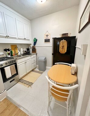 Fridge, microwave, oven, stovetop - Yale Casa Azul Studio (New Haven)