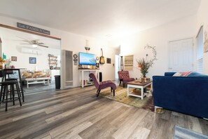 Una Smart TV, un reproductor de DVD, libros, un reproductor estéreo