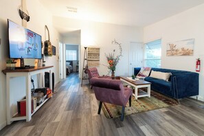 Smart-TV, DVD-spiller, bøker og stereoanlegg